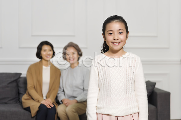 10대 30대 60대 노년 성인 세명 어린이 여자 여자만 한국인 JPG 앞모습 포토 가족 거실 딸 모녀 삼대 상반신 서기 소파 손녀 실내 앉기 엄마 웃음 할머니 흐뭇