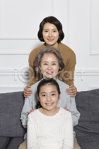 10대 30대 60대 노년 성인 세명 어린이 여자 여자만 한국인 JPG 앞모습 포토 가족 거실 딸 모녀 삼대 상반신 서기 소파 손녀 실내 앉기 어깨에손 엄마 웃음 할머니