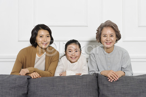 10대 30대 60대 노년 성인 세명 어린이 여자 여자만 한국인 JPG 앞모습 포토 가족 거실 기댐 딸 모녀 삼대 상반신 서기 소파 손녀 실내 엄마 웃음 할머니