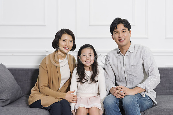 10대 30대 남자 성인 세명 어린이 여자 한국인 JPG 앞모습 포토 가족 거실 딸 부부 상반신 소파 실내 아빠 앉기 엄마 웃음
