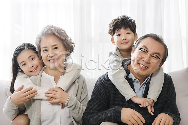 10대 60대 남자 노년 어린이 여러명 여자 한국인 JPG 앞모습 포토 가족 거실 남매 노부부 백허그 상반신 소파 손녀 손자 실내 안기 앉기 웃음 할머니 할아버지