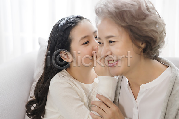 10대 60대 노년 두명 어린이 여자 여자만 한국인 JPG 앞모습 옆모습 포토 가족 귓속말 상반신 손녀 실내 웃음 할머니