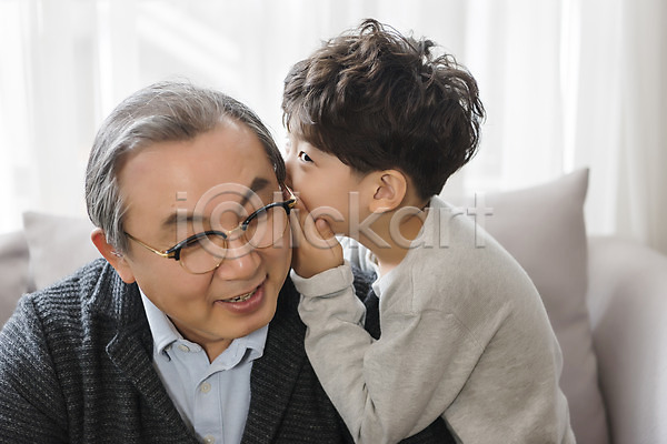 10대 60대 남자 남자만 노년 두명 어린이 한국인 JPG 앞모습 옆모습 포토 가족 거실 귓속말 상반신 소파 손자 실내 앉기 웃음 할아버지