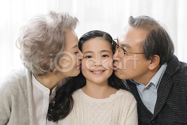 10대 60대 남자 노년 세명 어린이 여자 한국인 JPG 앞모습 옆모습 포토 가족 노부부 상반신 손녀 실내 앉기 웃음 키스 할머니 할아버지
