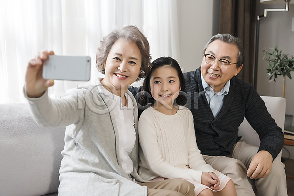 10대 60대 남자 노년 세명 어린이 여자 한국인 JPG 앞모습 포토 가족 거실 노부부 상반신 셀프카메라 소파 손녀 실내 앉기 웃음 할머니 할아버지