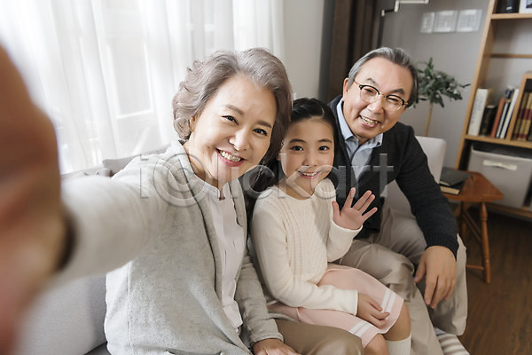 10대 60대 남자 노년 세명 어린이 여자 한국인 JPG 앞모습 포토 가족 거실 노부부 상반신 소파 손녀 실내 앉기 할머니 할아버지