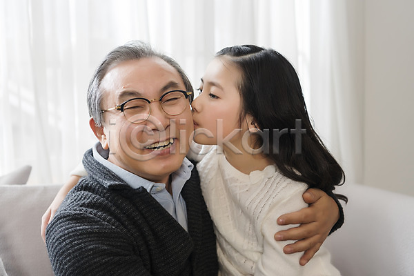 행복 10대 60대 남자 노년 두명 어린이 여자 한국인 JPG 앞모습 옆모습 포토 가족 거실 상반신 소파 손녀 실내 안기 앉기 웃음 키스 할아버지