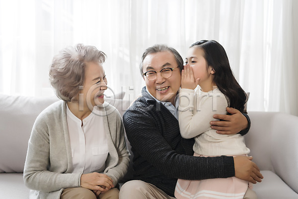 즐거움 행복 10대 60대 남자 노년 세명 어린이 여자 한국인 JPG 앞모습 옆모습 포토 가족 거실 귓속말 노부부 상반신 소파 손녀 실내 안기 앉기 웃음 할머니 할아버지