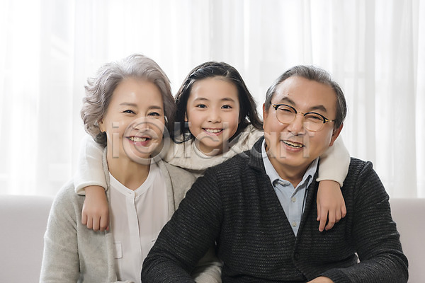 10대 60대 남자 노년 세명 어린이 여자 한국인 JPG 앞모습 포토 가족 거실 노부부 상반신 소파 손녀 실내 안기 앉기 어깨동무 웃음 할머니 할아버지