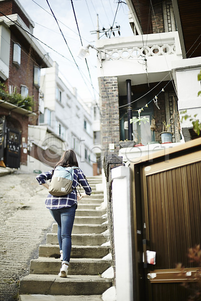 20대 성인 성인여자한명만 여자 한국인 한명 JPG 뒷모습 포토 걷기 계단 마을 백팩 야외 오르기 우먼라이프 전신 주간 주택 주택가 취업준비생 캐주얼