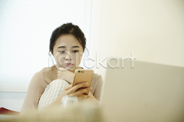 청년실업 청춘(젊음) 휴식 20대 성인 성인여자한명만 여자 한국인 한명 JPG 앞모습 포토 노트북 들기 맥주 상반신 스마트폰 실내 실업자 싱글라이프 앉기 우먼라이프 응시 의자 혼족