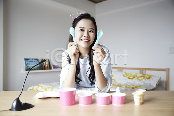 활발 20대 성인 성인여자한명만 여자 한국인 한명 JPG 앞모습 포토 들기 마이크 만들기 방송 상반신 숟가락 실내 아이스크림 앉기 우먼라이프 웃음 인터넷 인터넷방송 장난감 캐주얼 크리에이터