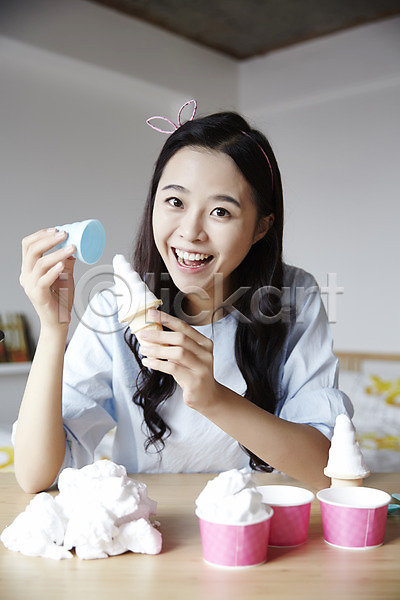즐거움 활발 20대 성인 성인여자한명만 여자 한국인 한명 JPG 앞모습 포토 들기 방송 보여주기 상반신 실내 아이스크림 앉기 우먼라이프 웃음 인터넷 인터넷방송 장난감 캐주얼 콘아이스크림 크리에이터