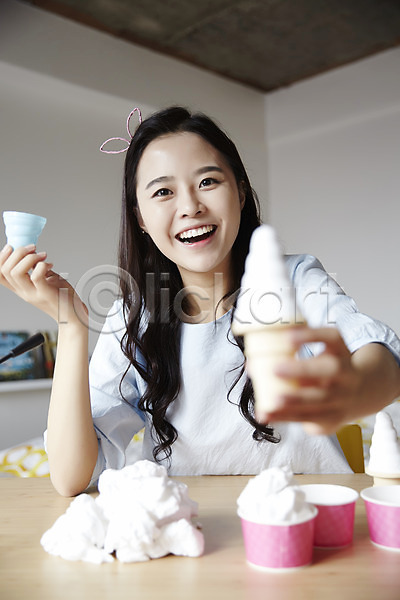 활발 20대 성인 성인여자한명만 여자 한국인 한명 JPG 앞모습 포토 들기 마이크 만들기 방송 보여주기 상반신 실내 아이스크림 앉기 우먼라이프 웃음 인터넷 인터넷방송 장난감 캐주얼 콘아이스크림 크리에이터