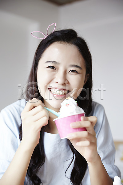 활발 20대 성인 성인여자한명만 여자 한국인 한명 JPG 앞모습 포토 들기 맛있는 먹기 방송 상반신 숟가락 실내 아이스크림 앉기 우먼라이프 웃음 인터넷 인터넷방송 장난감 캐주얼 컵아이스크림 크리에이터 혼족