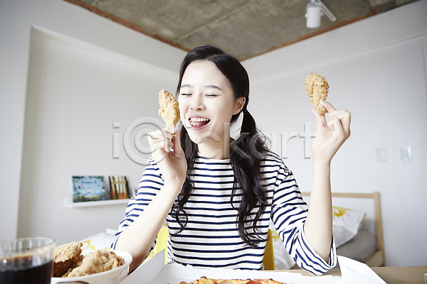 활발 20대 성인 성인여자한명만 여자 한국인 한명 JPG 앞모습 포토 들기 맛있는 먹기 방송 상반신 실내 앉기 우먼라이프 웃음 인터넷 인터넷방송 치킨 캐주얼 콜라 크리에이터 피자 혼족