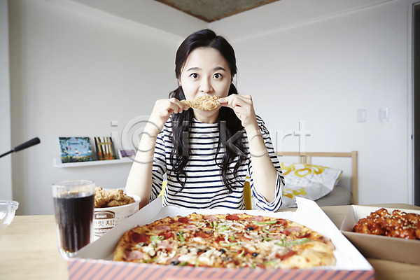 활발 20대 성인 성인여자한명만 여자 한국인 한명 JPG 앞모습 포토 닭강정 들기 맛있는 먹기 방송 상반신 실내 앉기 우먼라이프 웃음 인터넷 인터넷방송 치킨 캐주얼 콜라 크리에이터 피자 혼족