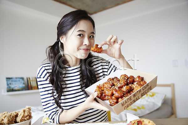 활발 20대 성인 성인여자한명만 여자 한국인 한명 JPG 앞모습 포토 닭강정 들기 맛있는 먹기 방송 보여주기 상반신 실내 앉기 우먼라이프 웃음 인터넷 인터넷방송 치킨 캐주얼 크리에이터 혼족
