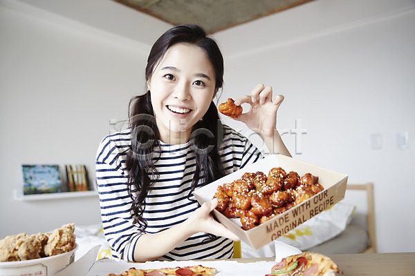 활발 20대 성인 성인여자한명만 여자 한국인 한명 JPG 앞모습 포토 닭강정 들기 맛있는 먹기 방송 보여주기 상반신 실내 앉기 우먼라이프 웃음 인터넷 인터넷방송 치킨 캐주얼 크리에이터 피자 혼족