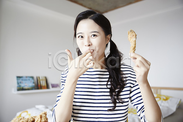 활발 20대 성인 성인여자한명만 여자 한국인 한명 JPG 앞모습 포토 들기 맛있는 먹기 방송 상반신 실내 앉기 우먼라이프 웃음 인터넷 인터넷방송 치킨 캐주얼 크리에이터 혼족