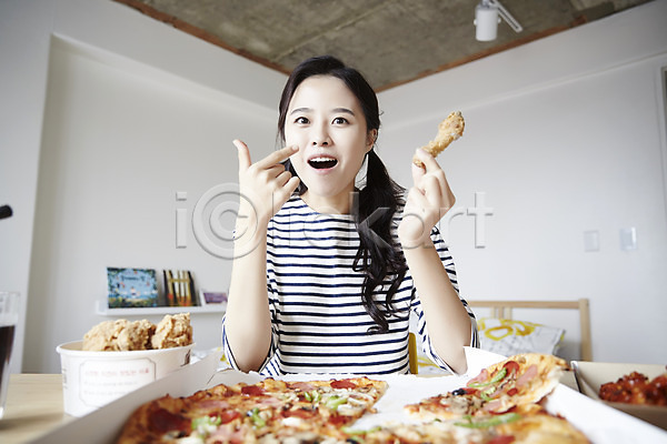 활발 20대 성인 성인여자한명만 여자 한국인 한명 JPG 앞모습 포토 가리킴 놀람 닭강정 들기 마이크 맛있는 먹기 방송 상반신 실내 앉기 우먼라이프 웃음 인터넷 인터넷방송 치킨 캐주얼 크리에이터 피자 혼족
