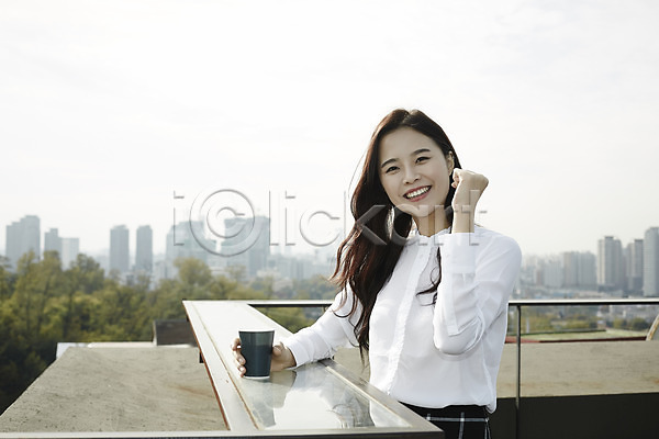 20대 성인 성인여자한명만 여자 한국인 한명 JPG 옆모습 포토 기댐 난간 상반신 서기 야외 옥상 우먼라이프 웃음 정장 주간 직장인 커피 파이팅 회사