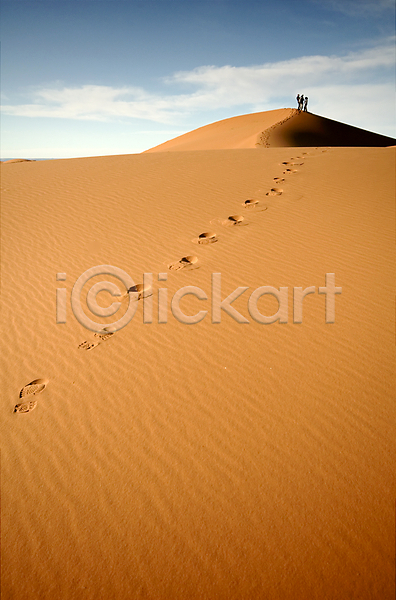 사람없음 JPG 포토 해외이미지 발자국 사막 야외 주간 주황색 풍경(경치) 하늘 해외202004