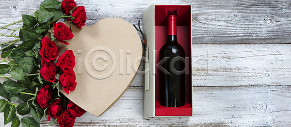 사랑 행복 사람없음 JPG 포토 해외이미지 기념 머리위 목재 발렌타인데이 백그라운드 빨간색 상자 선물 시골 와인 음료 장미 카피스페이스 하트 해외202004 해외포토 휴가 흰색