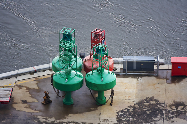 사람없음 JPG 포토 해외이미지 강 경고 네비게이션 바다 방파제 부표 빨간색 사인 신호 초록색 포트 표시 항해 해군 해외202004