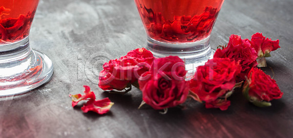 건조 뜨거움 신선 추위 휴식 동양인 사람없음 JPG 포토 해외이미지 갈증 건강 꽃 꽃잎 동쪽 루비 맛 머그컵 분홍색 빨간색 어둠 유기농 유리 음료 음식 잎 장미 찻잔 찻주전자 칵테일 컵 튀르키예 해외202004 해외포토 허브 흙더미 히비스커스