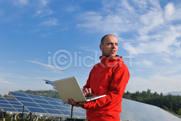 남자 성인 성인남자한명만 한명 JPG 옆모습 포토 해외이미지 구름(자연) 노트북 들기 상반신 야외 주간 집열판 태양에너지 하늘 해외202004