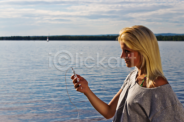 백인 사람 성인 여자 한명 JPG 포토 해외이미지 MP3 금발 듣기 물 여름(계절) 음악 카피스페이스 해외202004