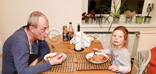 소통 우정 함께함 행복 남자 두명 백인 어린이 여자 JPG 포토 해외이미지 가족 결합 관계 대화 딸 마시기 말하기 먹기 미소(표정) 방 사발 스파게티 식사 실내 아빠 앉기 요리 요리사 저녁식사 주방 주스 주택 친구 커플 탁자 토론 파스타 해외202004 해외포토