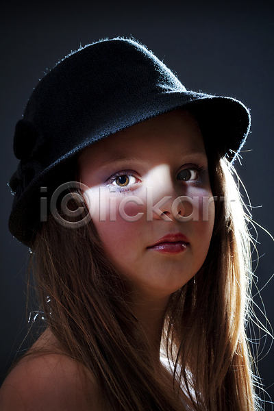 백인 사람 어린이 한명 JPG 포토 해외이미지 1 12 갈색 갈색머리 눈(신체부위) 백그라운드 어둠 얼굴 응시 해외202004