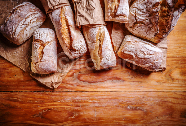 사람없음 JPG 포토 해외이미지 곡물빵 나무배경 바게트 빵 종이 카피스페이스 해외202004