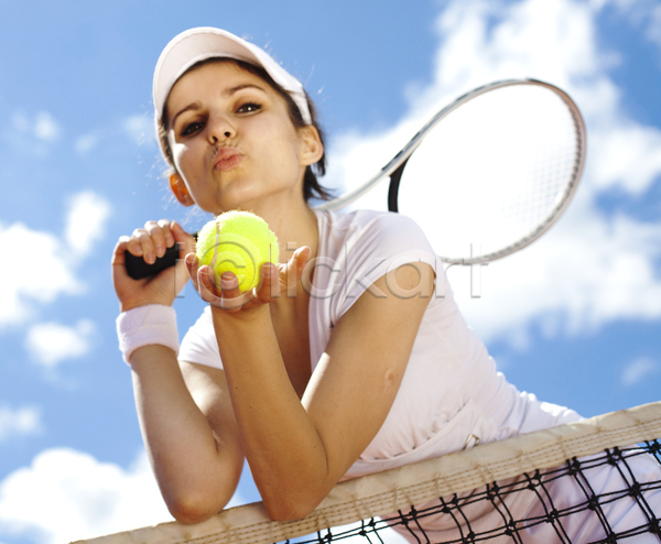 즐거움 서양인 성인 성인여자한명만 여자 한명 JPG 옆모습 포토 해외이미지 네트 들기 상반신 야외 여름(계절) 우먼라이프 주간 테니스 테니스공 테니스라켓 테니스복 하늘 해외202004