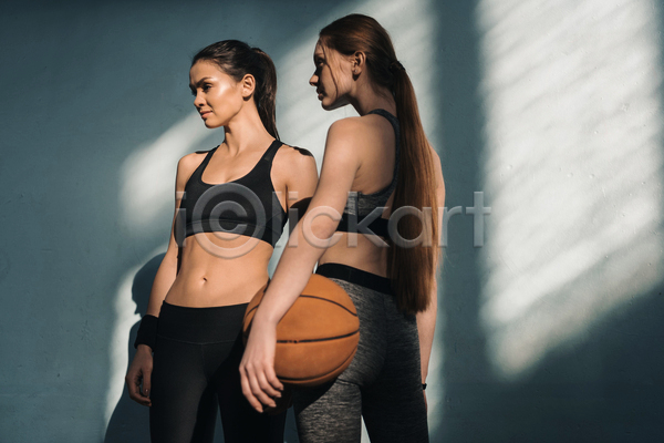 두명 성인 성인여자만 여자 JPG 포토 해외이미지 농구 농구공 들기 빛 상반신 운동복 해외202004