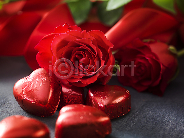 사람없음 JPG 근접촬영 포토 해외이미지 발렌타인데이 빨간색 오브젝트 장미 초콜릿 하트 회색배경