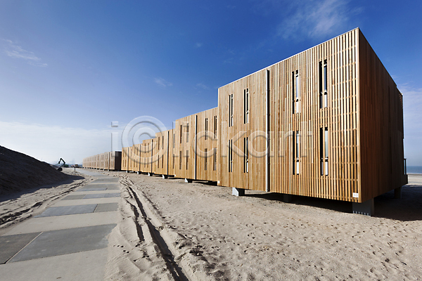 침묵 사람없음 JPG 포토 해외이미지 거리 건축양식 네덜란드 도로 디자인 모래 모래언덕 목재 바다 아파트 일렬 주택 풍경(경치) 해외202004 휴가