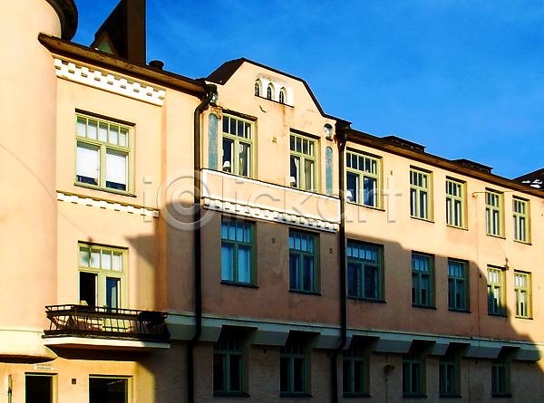 사람없음 JPG 포토 해외이미지 건물 그림자 발코니 아파트 옛날 창문 파란색 핀란드 하늘 해외202004 햇빛 헬싱키