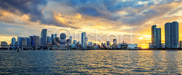 사람없음 JPG 포토 해외이미지 건물 건축양식 고층빌딩 관광지 구름 도시 도시풍경 도심 랜드마크 마이애미 만 물 미국 바다 부동산 비즈니스 빛망울 스카이라인 야간 여행 일몰 일출 전등 컬러풀 태양 파노라마 플로리다 하늘 해외202004 해외포토
