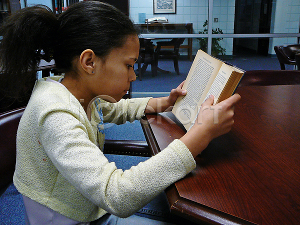 어린이 한명 JPG 포토 해외이미지 교육 도서관 독서 일반 정보 책 학교 학생 해외202004