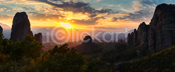 사람없음 JPG 포토 해외이미지 계곡 구름 그리스 메테오라 백그라운드 산 수도원 숲 아침 야외 언덕 여름 여행 유럽 일몰 일출 자연 전통 종교 태양 파노라마 파란색 풍경 하늘 해외202004 해외포토 햇빛