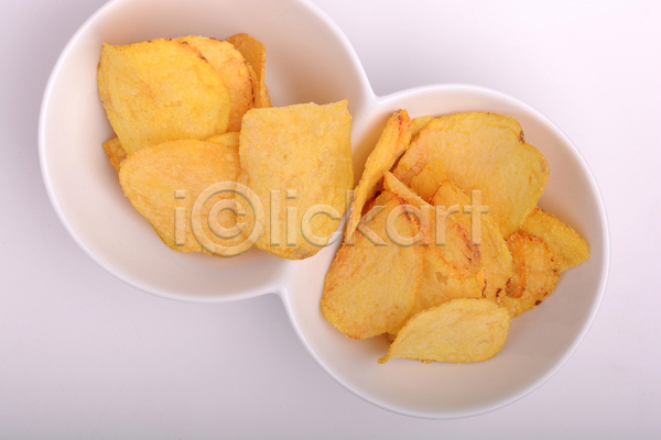 사람없음 JPG 포토 하이앵글 해외이미지 감자칩 과자 그릇 담기 실내 짠맛 해외202004 흰배경