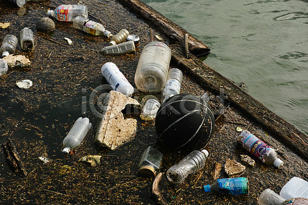 환경오염 사람없음 JPG 포토 강 농구공 쓰레기 야외 오물 오염 주간 페트병 폐기물