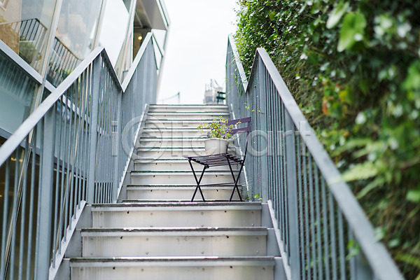 사람없음 JPG 포토 거리풍경 계단 난간 야외 의자 주간 화분