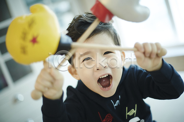 즐거움 남자 소년 소년한명만 어린이 한국인 한명 JPG 아웃포커스 앞모습 포토 들기 상반신 실내 웃음 장난 장난감 주방
