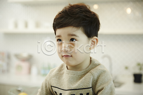 남자 소년 소년한명만 신체부위 어린이 한국인 한명 JPG 아웃포커스 앞모습 포토 반창고 상반신 실내 앉기 주방 코