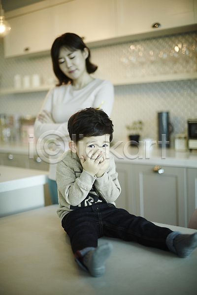 거절 30대 남자 두명 성인 소년 어린이 여자 한국인 JPG 아웃포커스 앞모습 포토 모자(엄마와아들) 상반신 서기 실내 아들 아들바보 앉기 양치 엄마 입가림 전신 주방