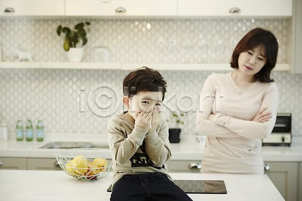 30대 남자 두명 성인 소년 어린이 여자 한국인 JPG 앞모습 포토 걸림 모자(엄마와아들) 사탕 상반신 서기 실내 아들 아들바보 앉기 엄마 웃음 입가림 주방